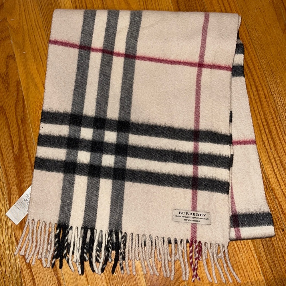 Burberry Cashmere classic check scarf